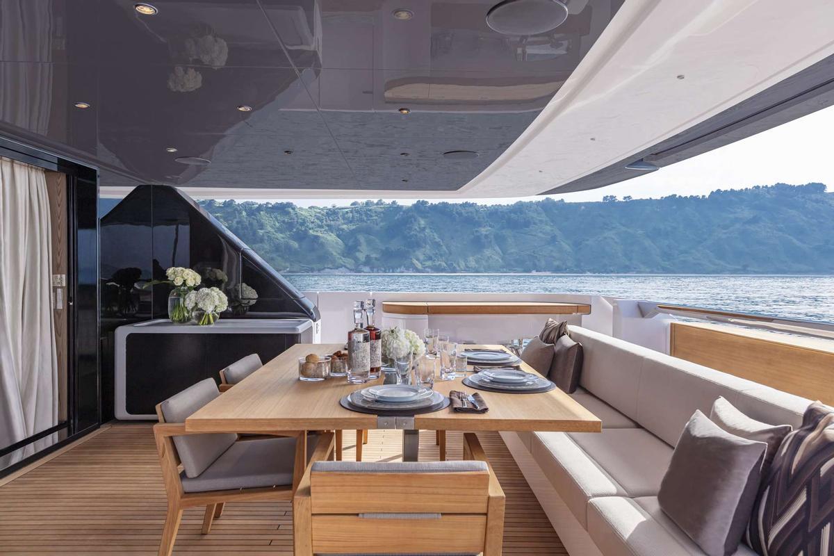 Imágenes de un yate de lujo Saetta 106 construído por Custom Line