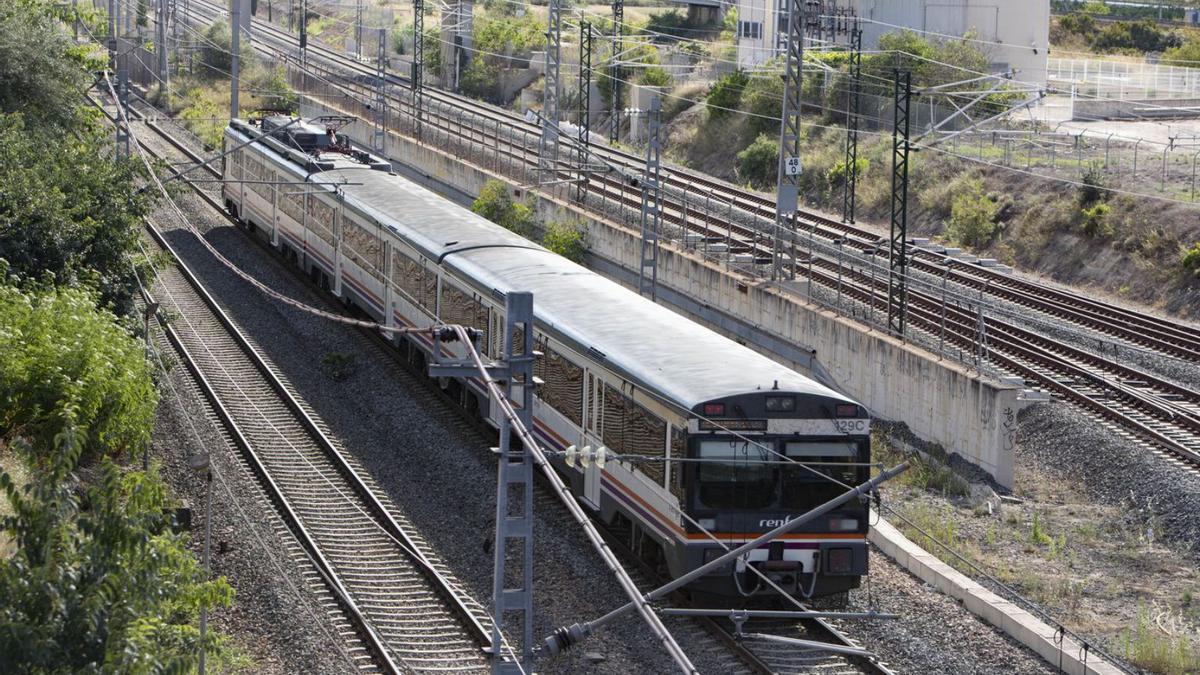 Traçat de la línia fèrria entre València i Xàtiva, on es col·locaran pantalles. | PERALES IBORRA