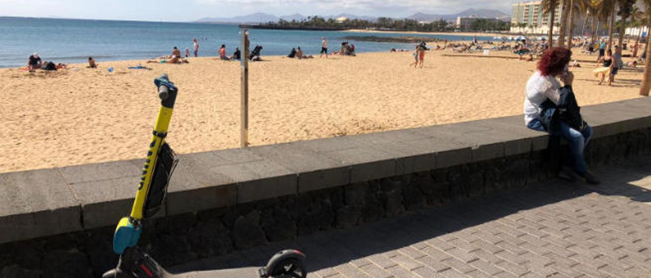 Uno de los vehículos de movilidad personal de la empresa alemana, ayer, en la acera junto a la playa de El Reducto.