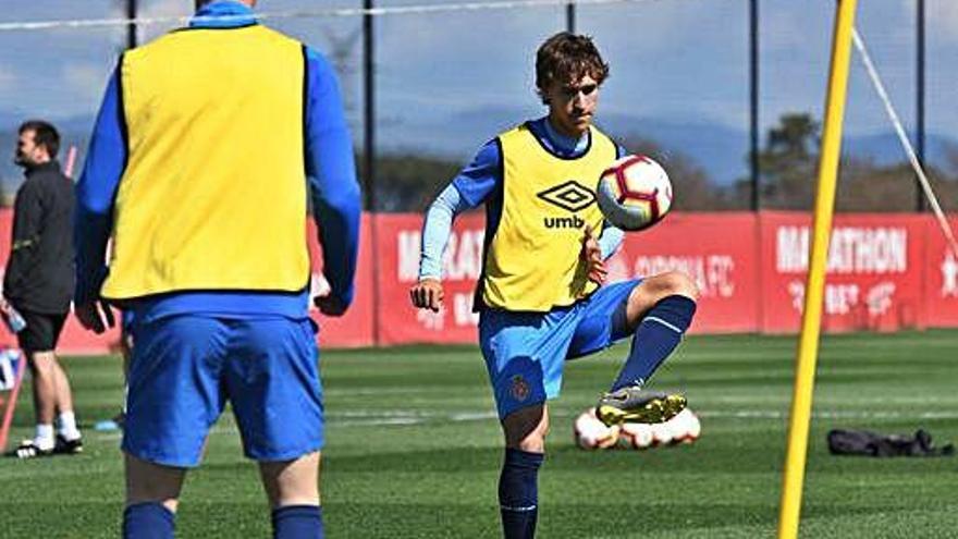 Marc Muniesa, fent un toc amb la pilota durant l&#039;entrenament del Girona d&#039;ahir a La Vinya.