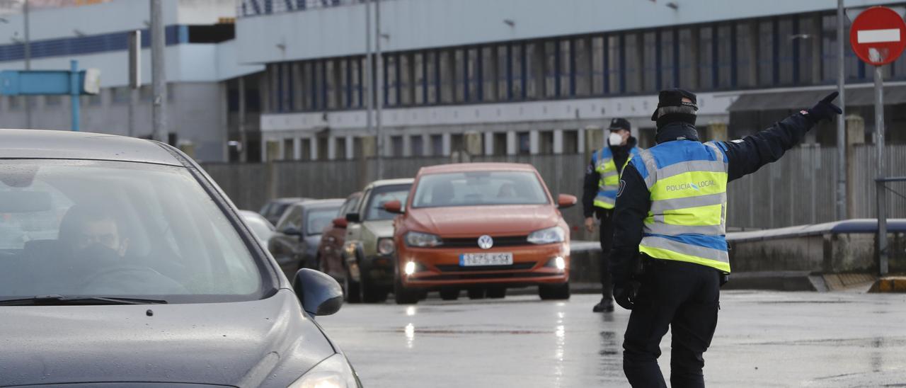 Un agente de la Policía Local de Vigo regulando el tráfico en una calle de la ciudad. / Ricardo Grobas