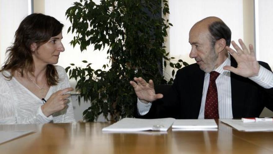 Rubalcaba junto a Betariz Garrote, presidenta de la asociación de victimas del metro.