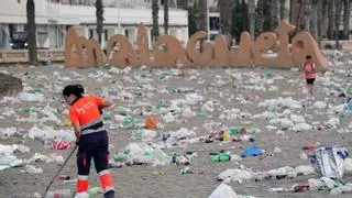 Basura en La Malagueta tras la Noche de San Juan
