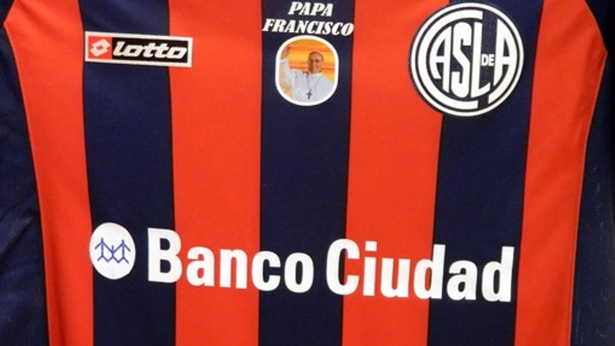 Otra imagen de la camiseta del San Lorenzo con el retrato del Papa.