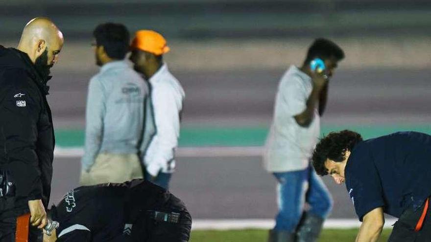 Los operarios tratan de achicar el agua acumulada en el circuito de Losail.