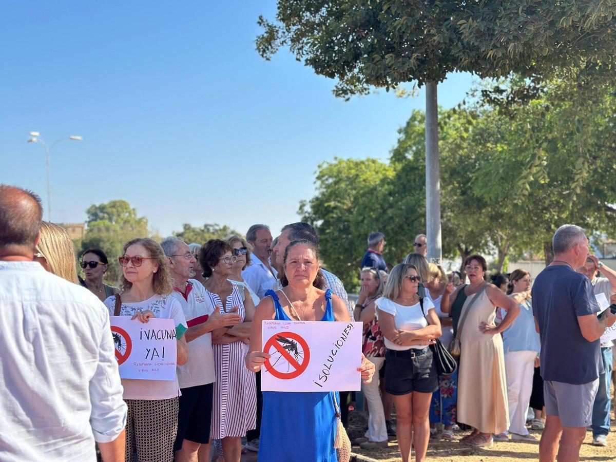 Manifestación en La Puebla del Río (Sevilla) para pedir a las administraciones soluciones contra los mosquitos transmisores del virus del Nilo (5 de agosto de 2024)