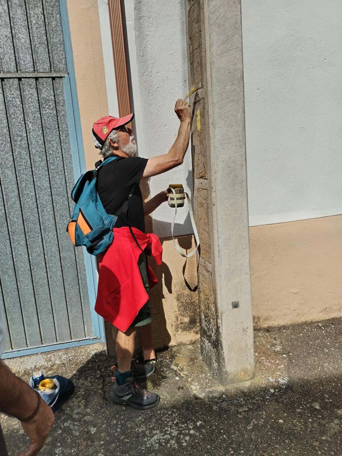 Uno de los voluntarios, marcando el nuevo trayecto.