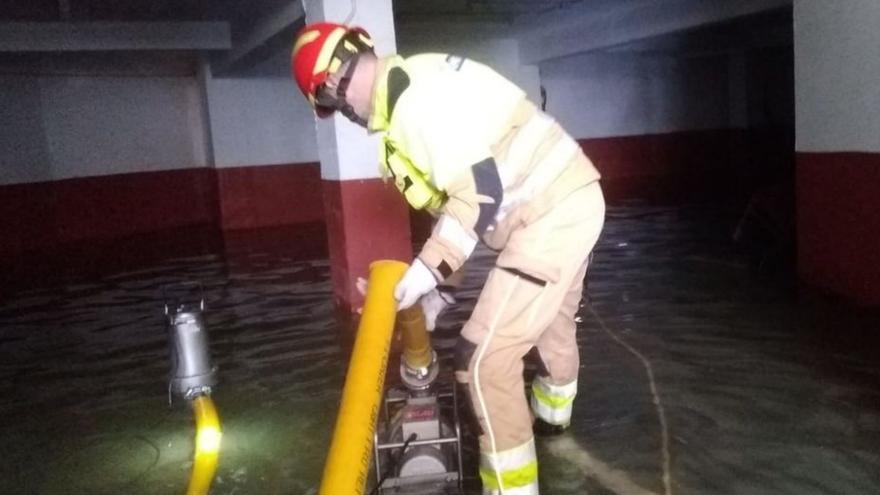 Operario achica agua del garaje inundado en Santa Cruz.   | // LOC