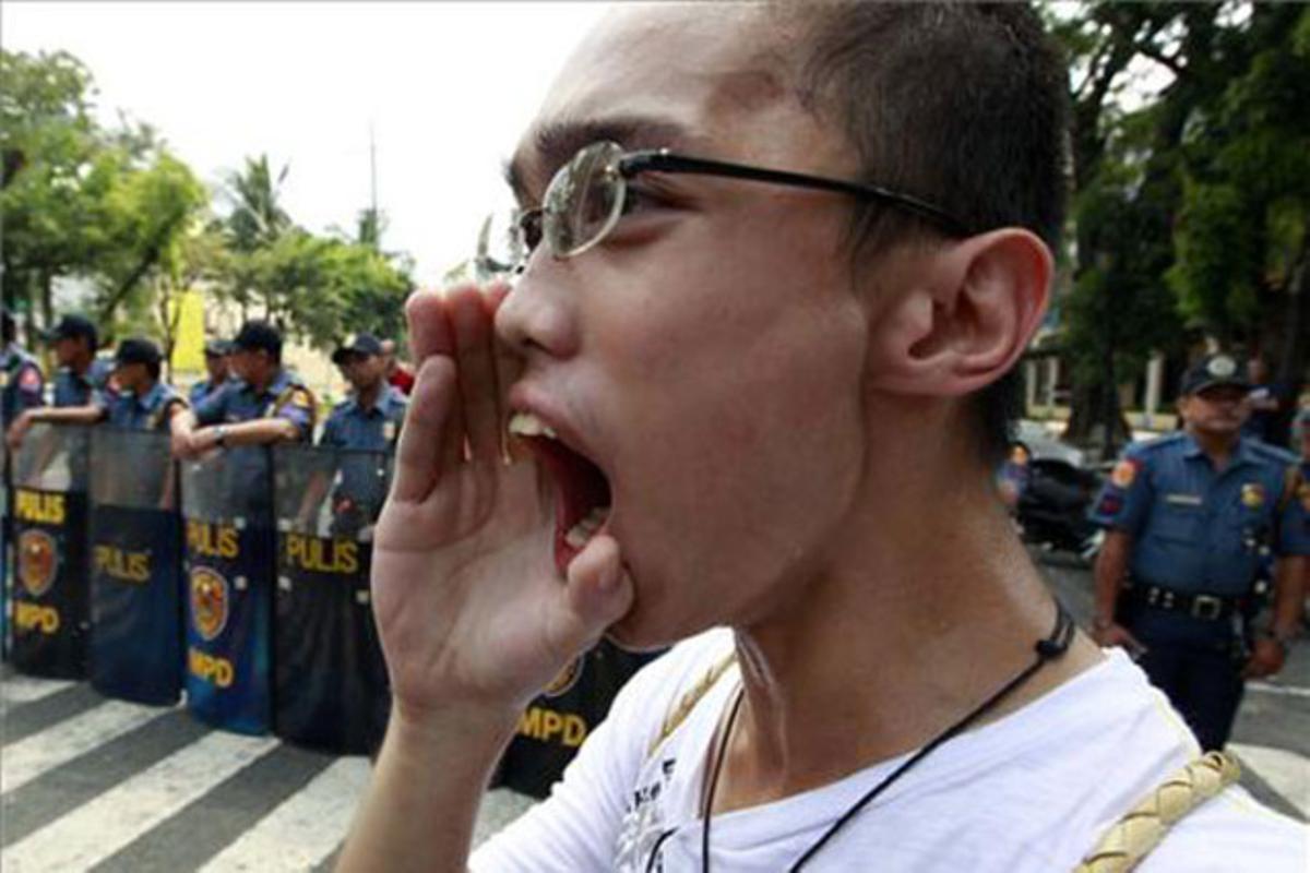 Un jove filipí crida consignes antigovernamentals davant del palau presidencial Malacanang a Manila (Filipines).