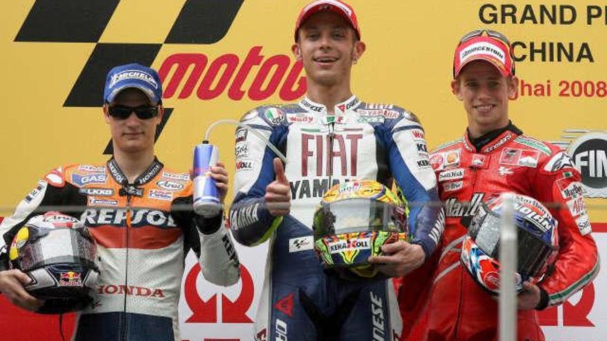 El piloto italiano de moto GP Valentino Rossi (c) del equipo Fiat Yamaha celebra en el podio su victoria en el Gran Premio de China que se celebró en Shanghai, China. Rossi ganó por delante del español Dani Pedrosa (izq) del equipo Repsol Honda y del corredor australiano de Ducati Marlboro, Casy Stoner (dcha).