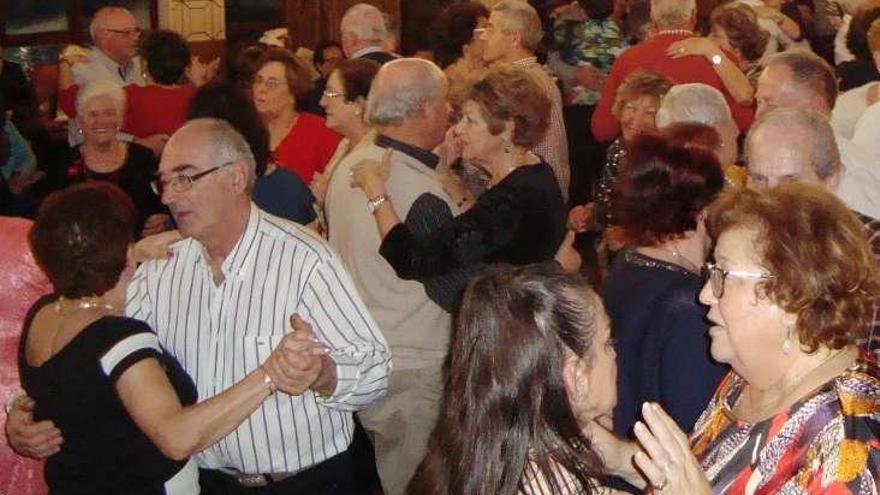 Baile de la fiesta de Navidad de los mayores de Cangas de Onís.