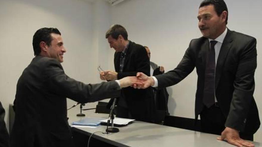 Amadeo Salvo y José Luis Zaragosí se dan la mano, después de la reunión del martes.