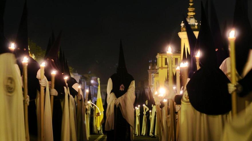 Nazarenos de la Esperanza por toda Triana: la hermandad habilita otro colegio para que formen 3.187 hermanos esta Madrugá
