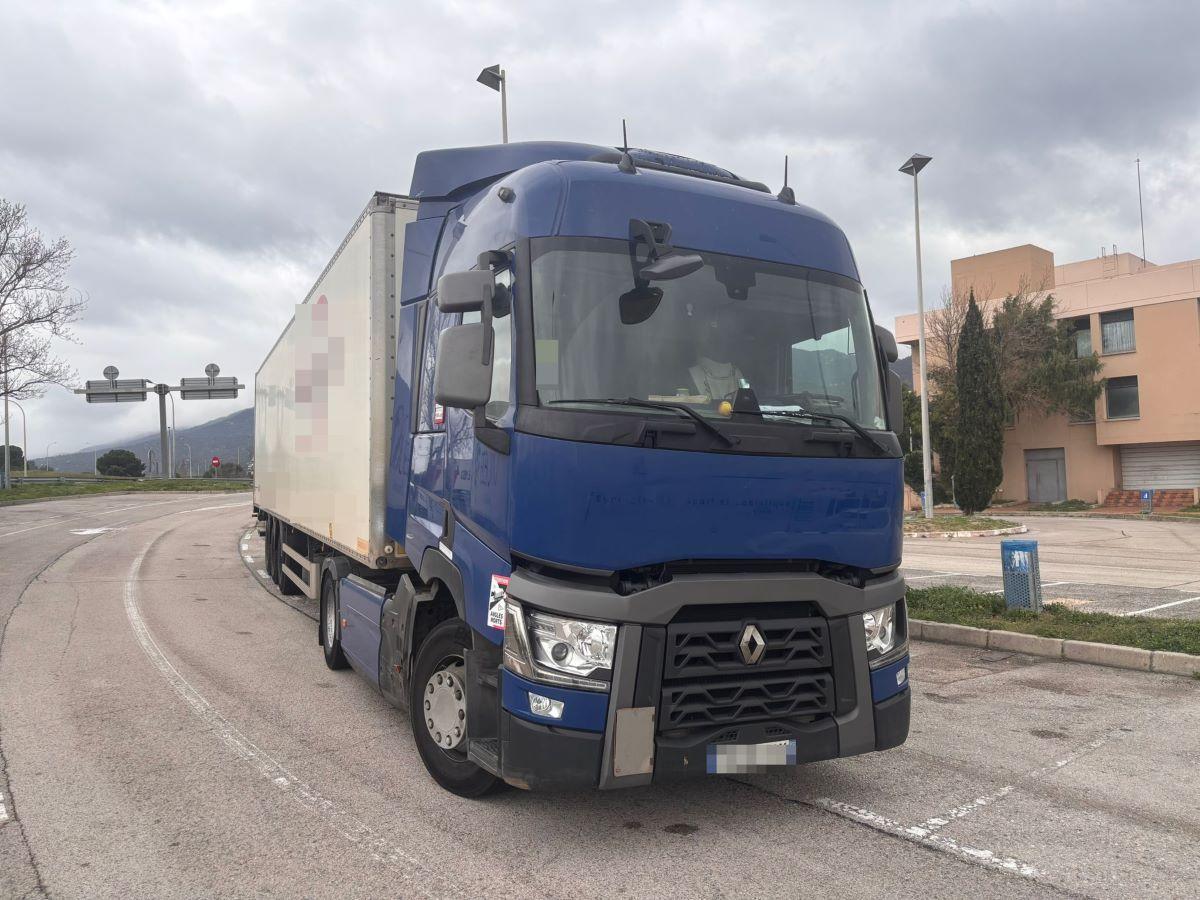 El camió immobilitzat a la Jonquera.