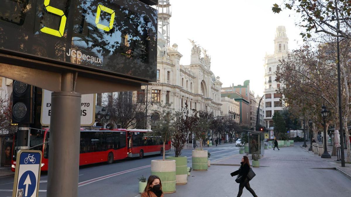 Las bajas temperaturas han estado presentes durante toda la semana en València. | GERMÁN CABALLERO