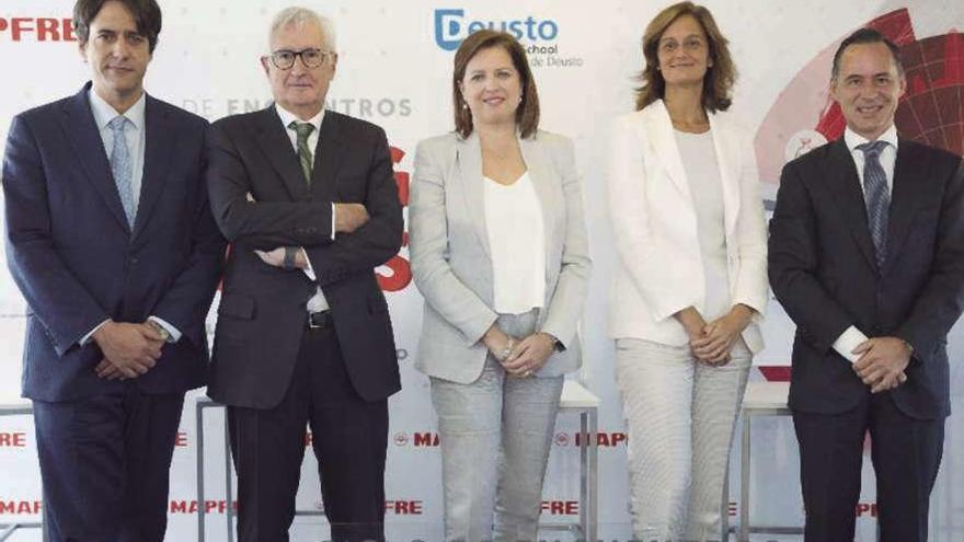 Directivos del foro Ageingnomics, con Elena Sanz, directora general de RRHH de Mapfre, en el centro.