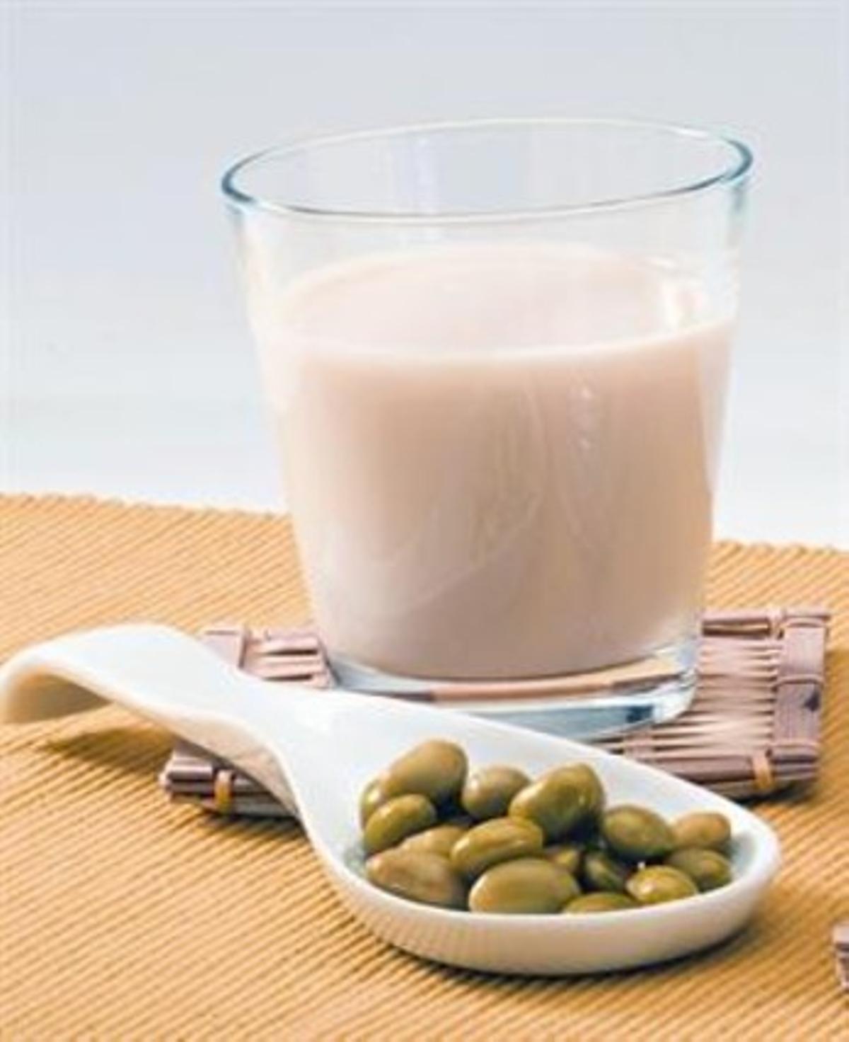 La leche de soja aporta aminoácidos, vitamina B y minerales.
