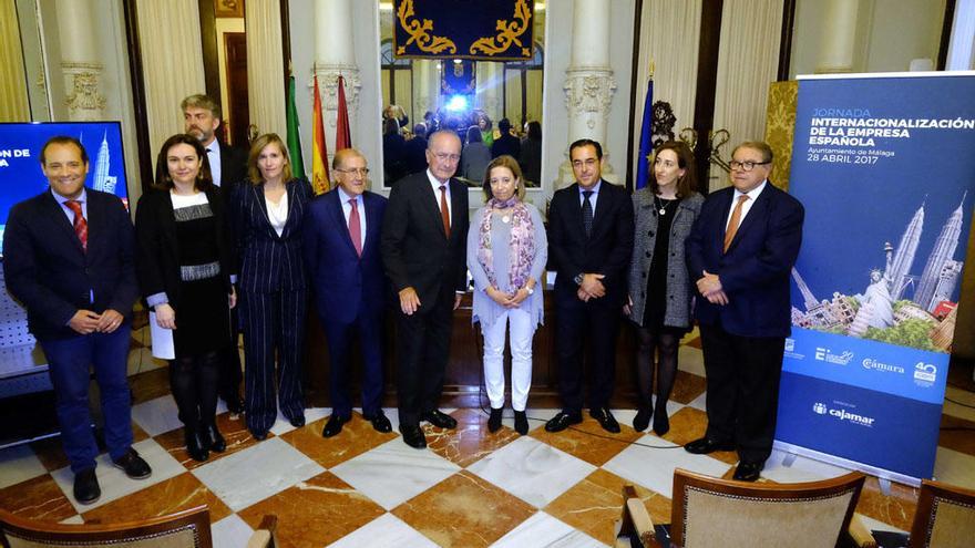 Los asistentes a la inauguración de las jornadas, con Bernad, De la Torre y Poncela entre ellos.