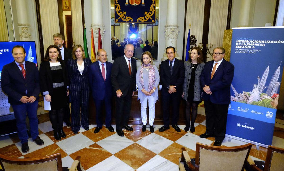 Los asistentes a la inauguración de las jornadas, con Bernad, De la Torre y Poncela entre ellos.
