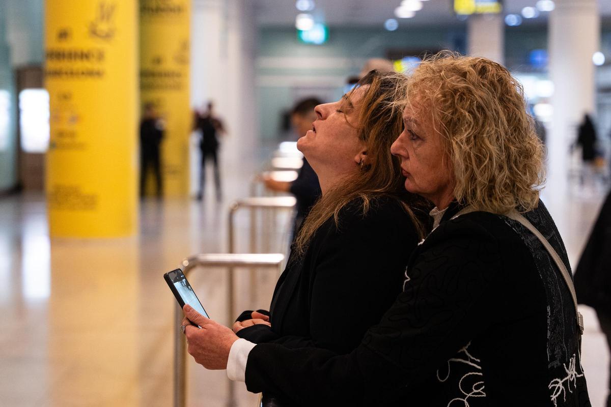 La madre de la indultada Fátima Ofkir la espera en la T1 del aeropuerto de Barcelona.