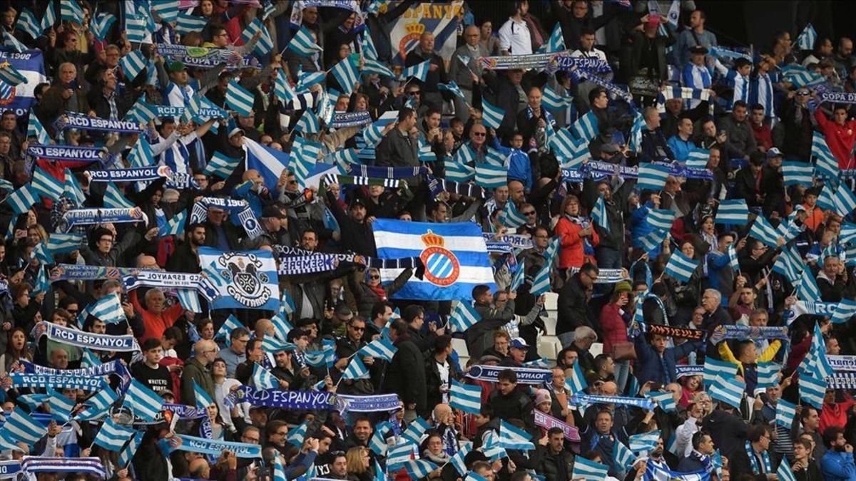 La afición del Espanyol reclamó respeto al preidente de LaLiga con los horarios