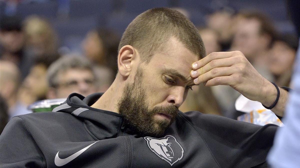 Marc Gasol cabizbajo en el banquillo