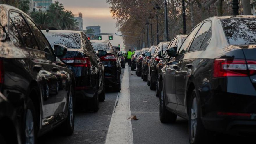 Vehículos de Cabify cortando la Diagonal en su protesta.