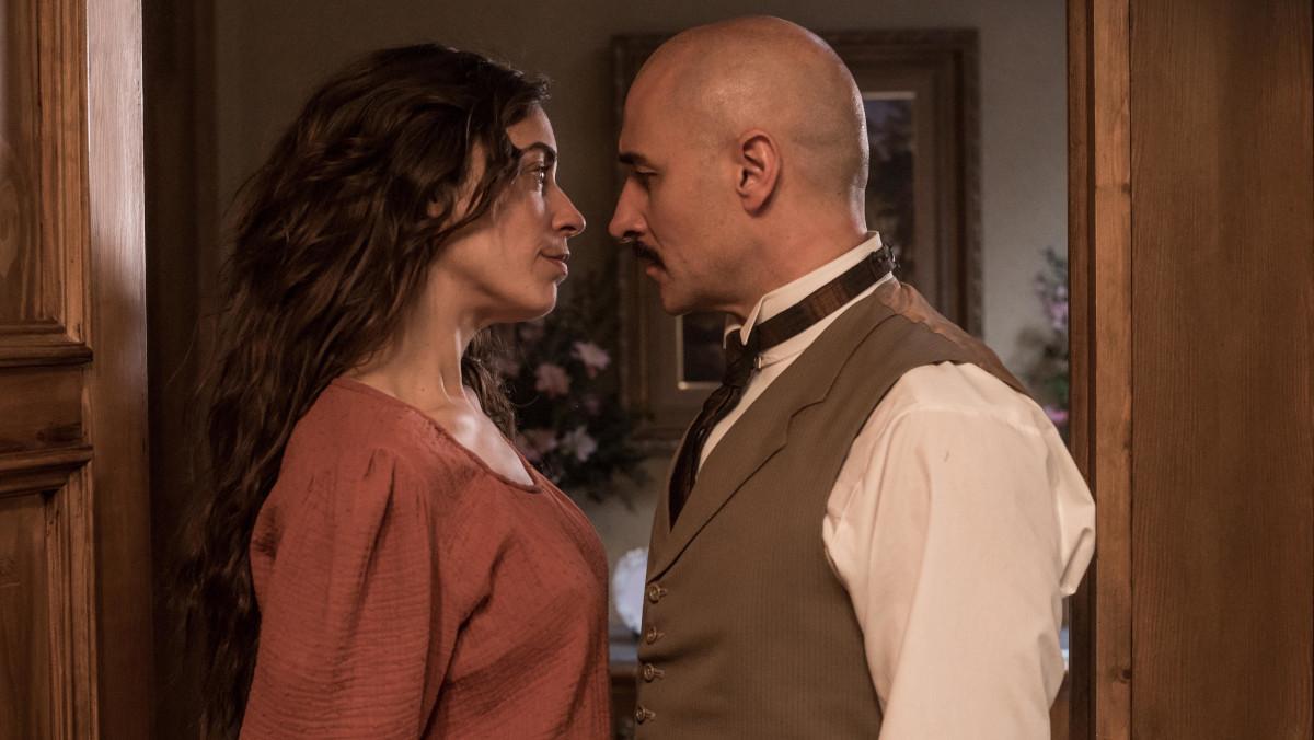 Carlota Baró y Alain Hernández, en 'Las hijas de la criada'