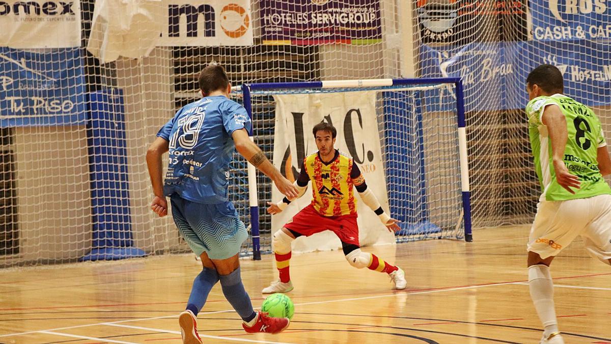 Un jugador del Peñíscola remata a la portería de Barrón.