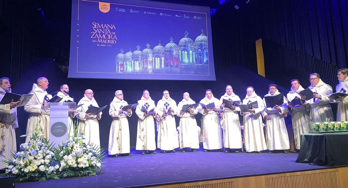 El coro del Espíritu Santo al inicio del acto, premio Banzo de Oro a la trayectoria. | CASA DE ZAMORA EN MADRID