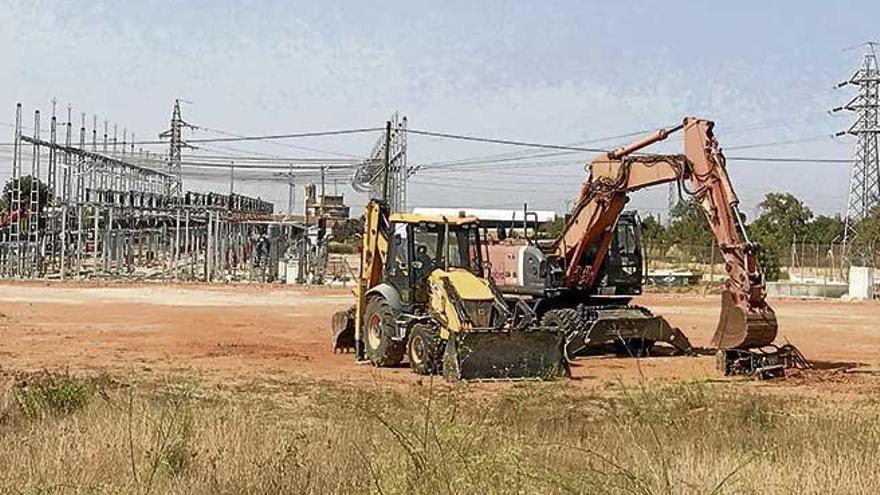 La subestación de la ciudad de Llucmajor, con operarios trabajando, ayer.