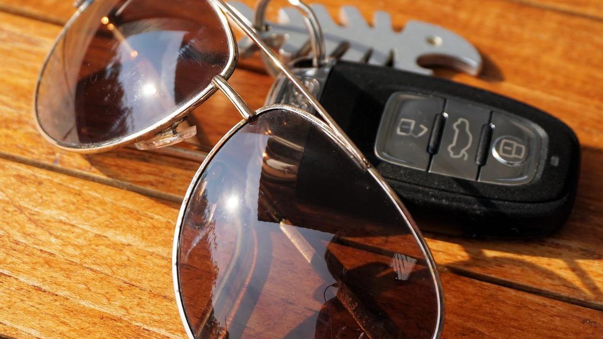 Cuidado al conducir con estas gafas de sol: la DGT puede multarte si lo haces
