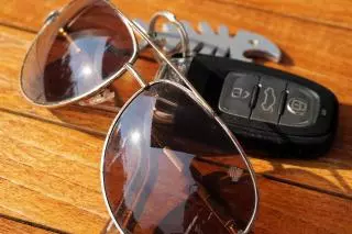 Cuidado al conducir con estas gafas de sol: la DGT puede multarte si lo haces