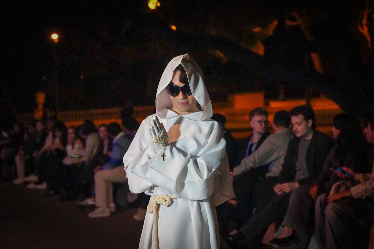 Los fans seleccionados de Rosalía esperan horas para el listening party en un lugar secreto de Barcelona