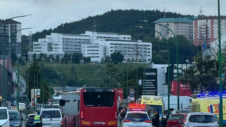 Una docena de heridos en un choque entre un bus y un coche en la noche del jueves en A Coruña