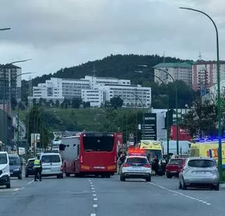 Una docena de heridos en un choque entre un bus y un coche en la noche del jueves en A Coruña