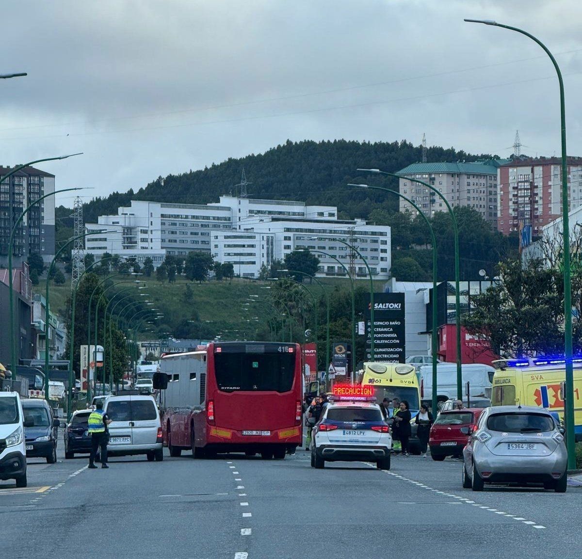 Accidente entre un coche y un bus en Pocomaco