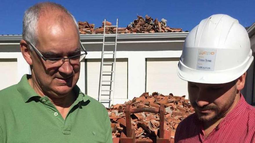 El alcalde Jorge Canda (i) supervisa los trabajos en el colegio. // FdV