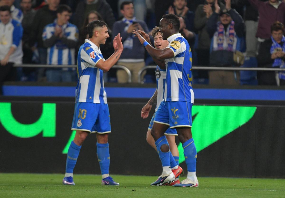 Yeremay y Bil festejan el gol
