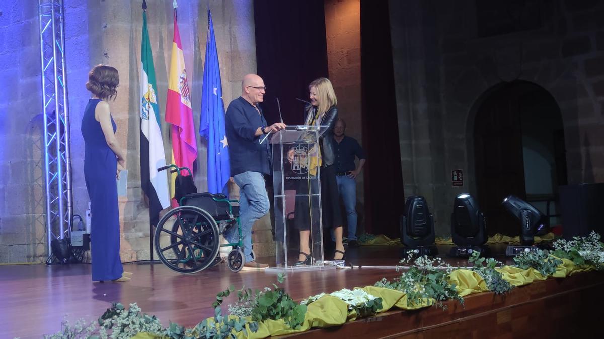 El ganador Francis Villegas en la entrega de premios con Pepa Fernández.