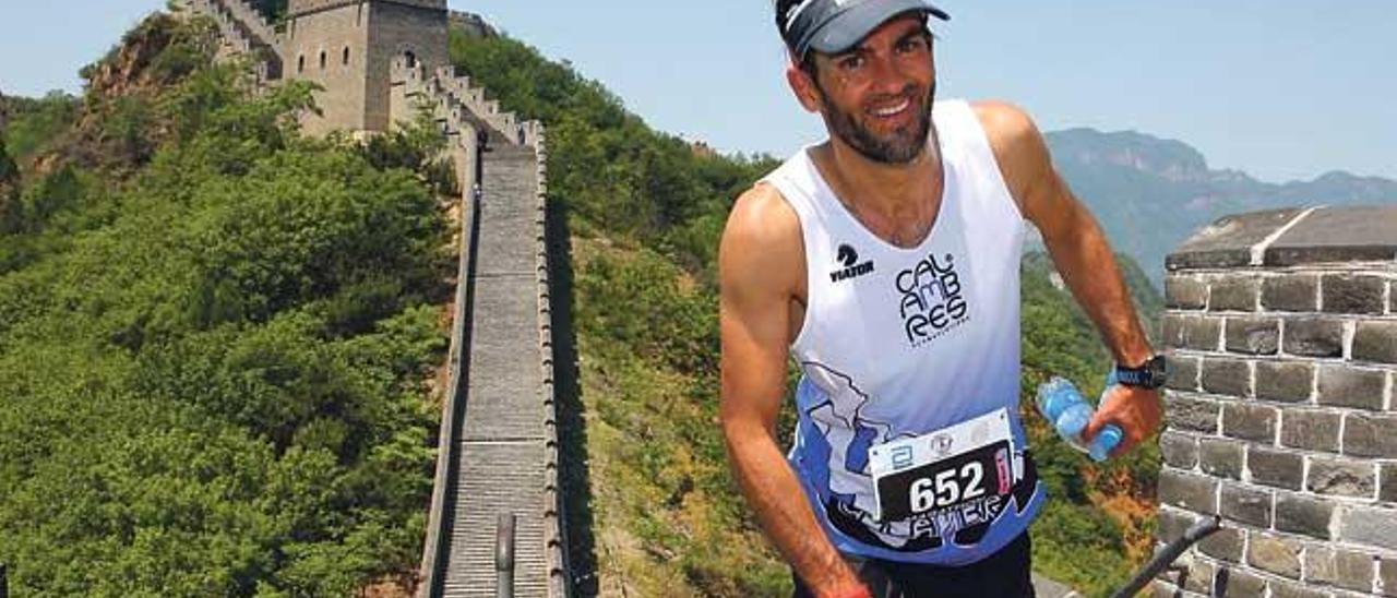 Joan Pere Carbonell, en plena carrera por la Gran Muralla China este pasado mes de mayo.