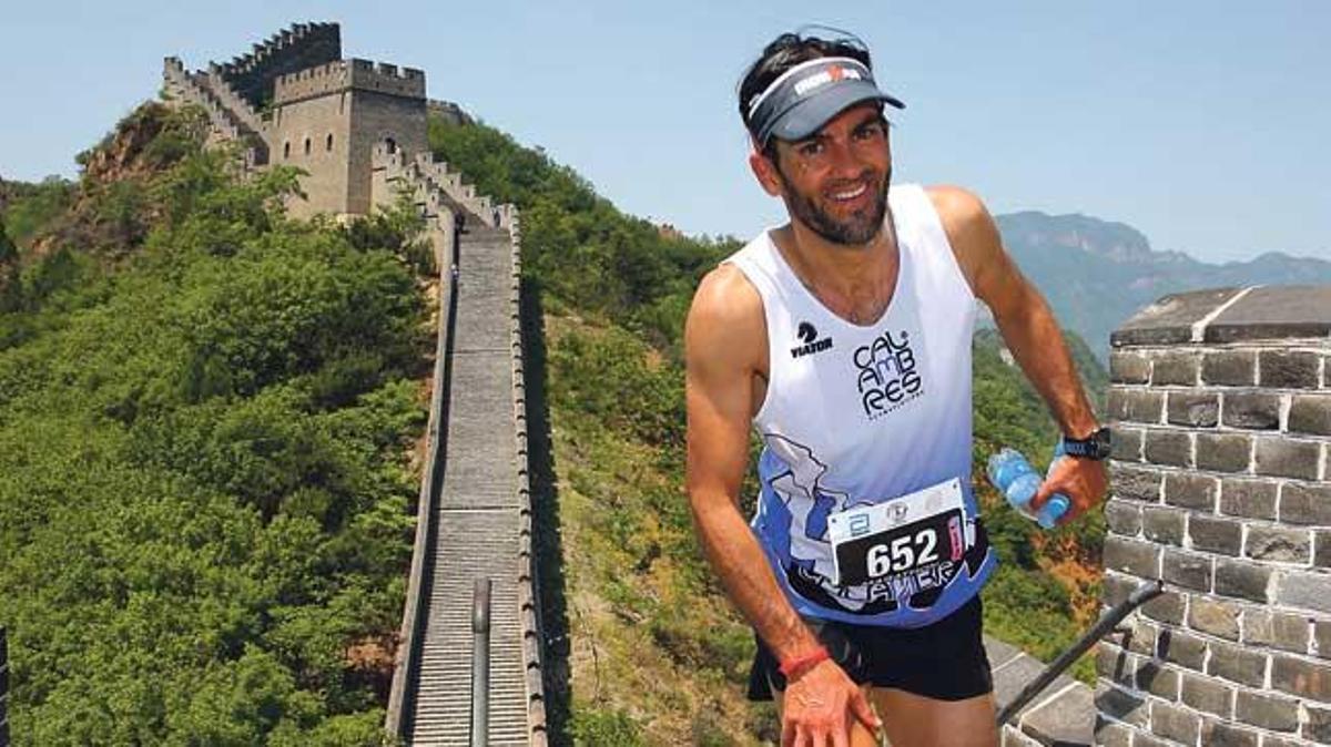 Joan Pere Carbonell, en plena carrera por la Gran Muralla China este pasado mes de mayo.