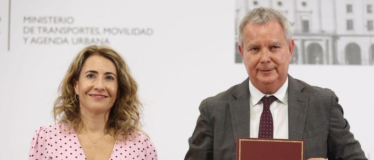 La ministra Raquel Sánchez junto al consejero Sebastián Franquis, ayer en Madrid tras firmar los convenios.