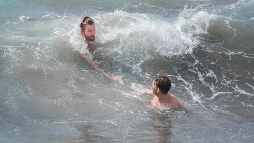 Dos bañistas en una playa del sur de Tenerife.