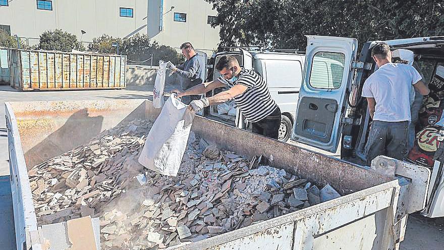 Vertido de escombros en el ecoparque de Aguamarga. / Héctor Fuentes