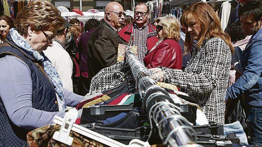 Ambiente en el mercado semanal, en la plaza Hermanos Orbón.