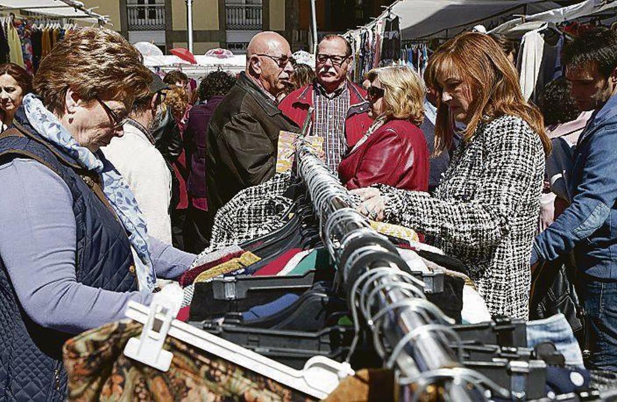 Ambiente en el mercado semanal, en la plaza Hermanos Orbón.