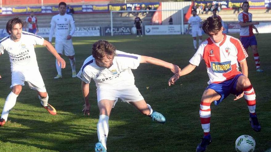 Julio Rey, uno de los mejores del encuentro, trata de sortear a un rival en el partido de ayer. // Noé Parga