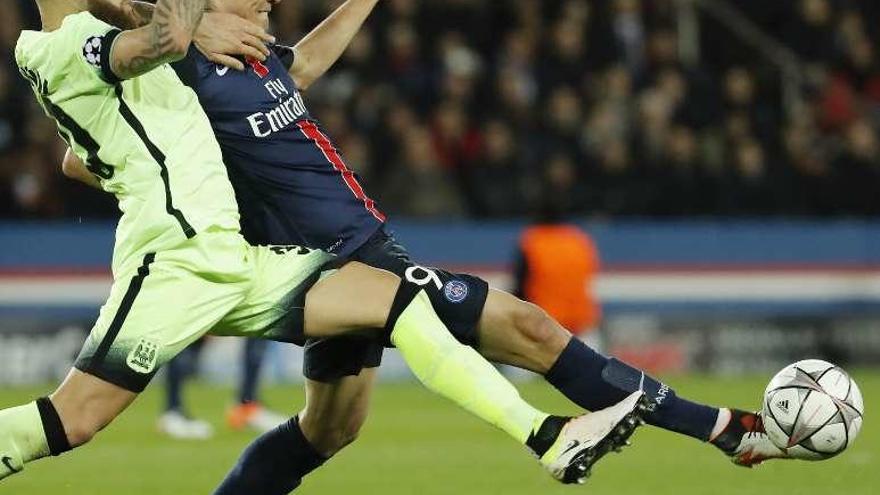 Cavani y Otamendi persiguen el balón. // Benoit Tessier