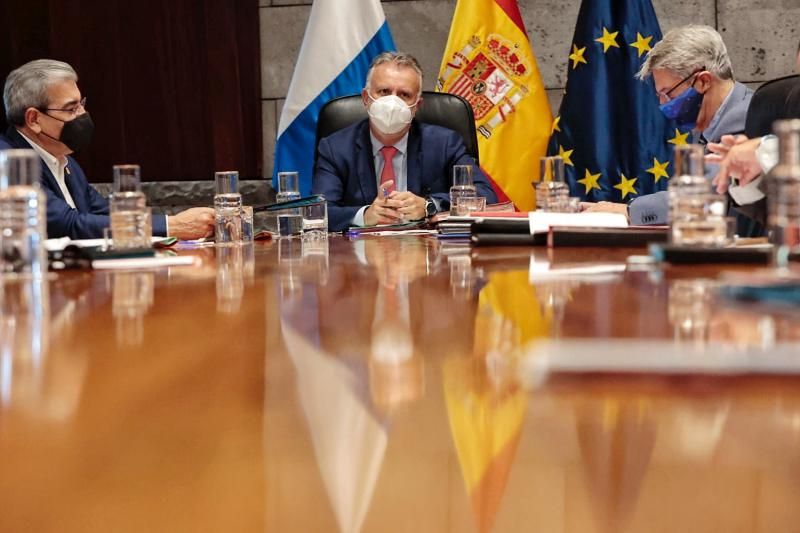 El presidente de Canarias, Ángel Víctor Torres, preside el Consejo de Gobierno celebrado este miércoles en el que se decidirá las nuevas restricciones sanitarias en Tenerife.